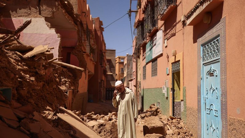 Mohamed Sebbagh, 66, berdiri di depan rumahnya yang hancur, pasca gempa mematikan, di Amizmiz, Maroko, 10 September 2023. (REUTERS/Nacho Doce)
