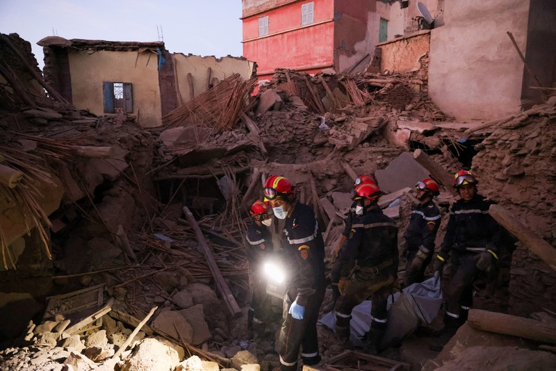 Kru darurat bekerja pasca gempa mematikan di Amizmiz, Maroko, 10 September 2023. (REUTERS/Nacho Doce)