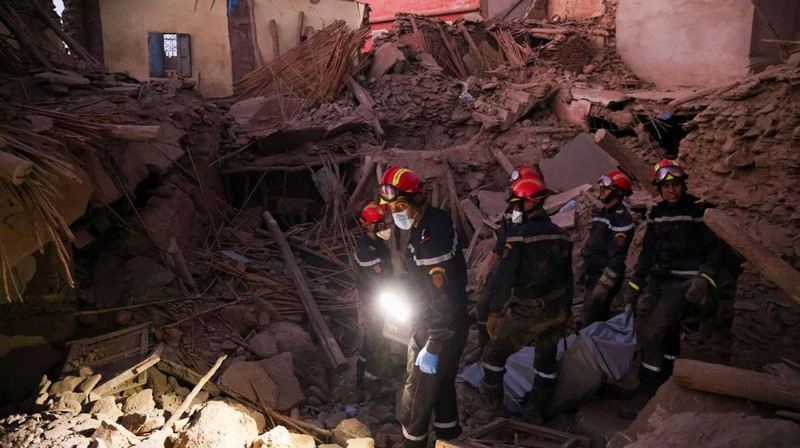 Kru darurat bekerja pasca gempa mematikan di Amizmiz, Maroko, 10 September 2023. (REUTERS/Nacho Doce)