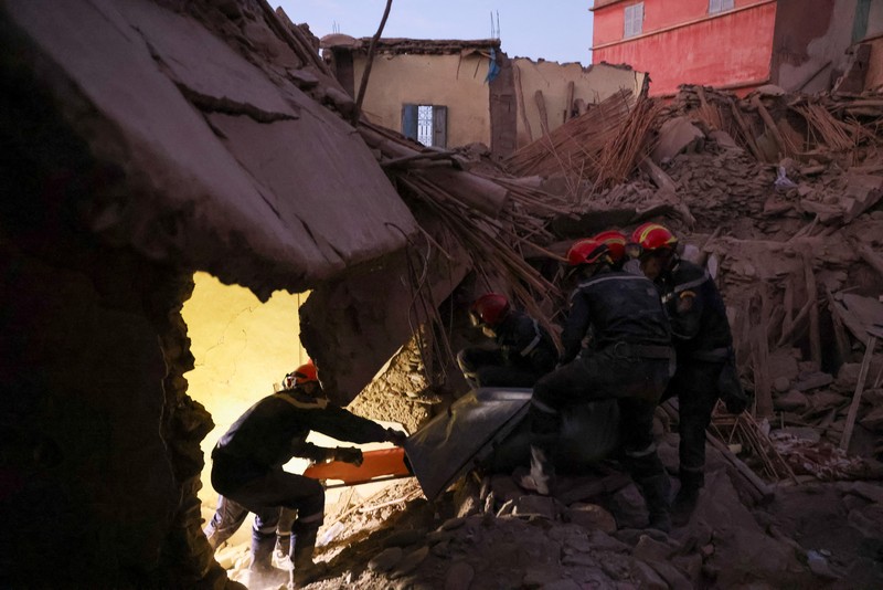 Kru darurat bekerja pasca gempa mematikan di Amizmiz, Maroko, 10 September 2023. Kru darurat bekerja pasca gempa mematikan di Amizmiz, Maroko, 10 September 2023. (REUTERS/Nacho Doce)