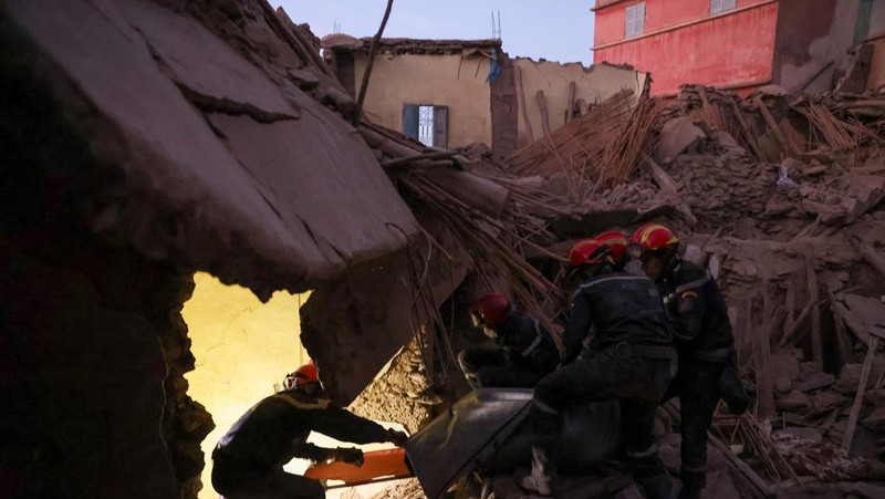 Kru darurat bekerja pasca gempa mematikan di Amizmiz, Maroko, 10 September 2023. (REUTERS/Nacho Doce)