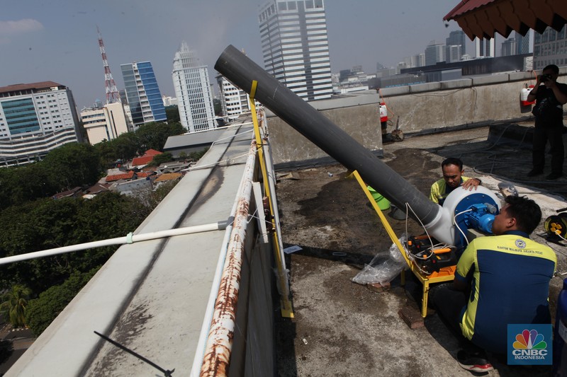 Penyemprotan air ke udara terletak di kantor wali kota Jakarta Pusat. (CNBC Indonesia/Muhammad Sabki) Penyemprotan air ke udara terletak di kantor wali kota Jakarta Pusat. (CNBC Indonesia/Muhammad Sabki)