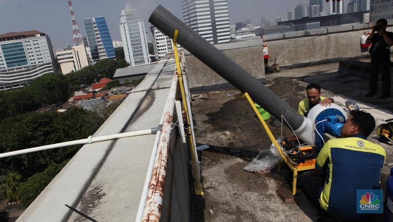 Penyemprotan air ke udara terletak di kantor wali kota Jakarta Pusat. (CNBC Indonesia/Muhammad Sabki)