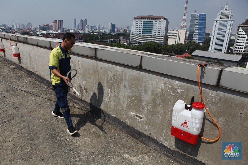 Penyemprotan air ke udara terletak di kantor wali kota Jakarta Pusat. (CNBC Indonesia/Muhammad Sabki) Penyemprotan air ke udara terletak di kantor wali kota Jakarta Pusat. (CNBC Indonesia/Muhammad Sabki)