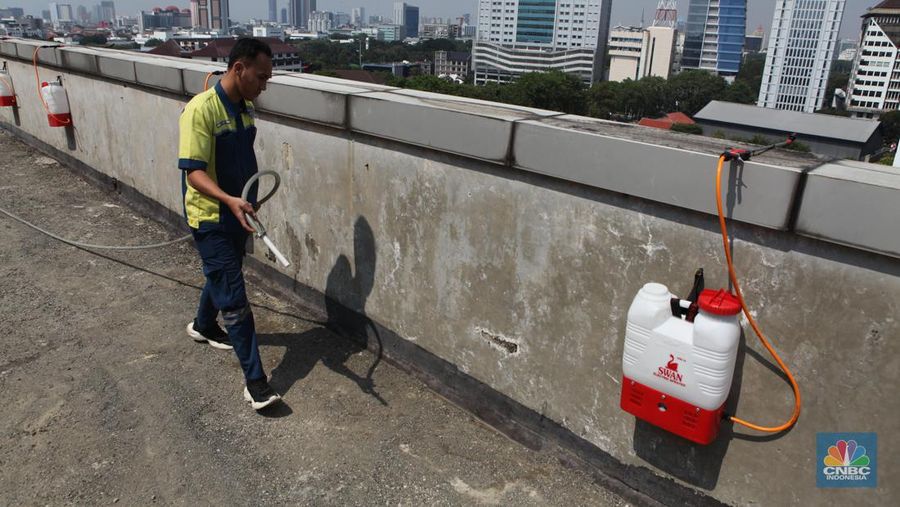 Penyemprotan air ke udara terletak di kantor wali kota Jakarta Pusat. (CNBC Indonesia/Muhammad Sabki)