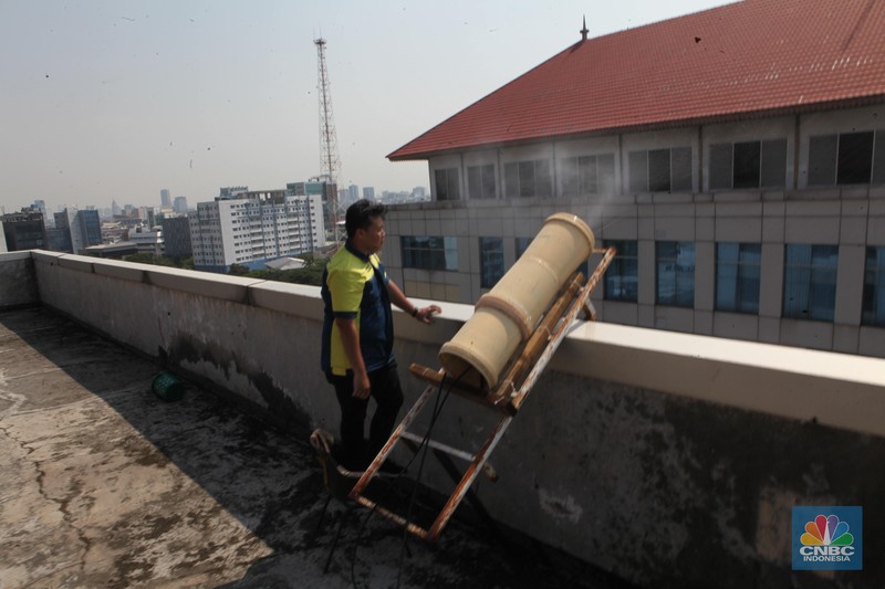 Penyemprotan air ke udara terletak di kantor wali kota Jakarta Pusat. (CNBC Indonesia/Muhammad Sabki)