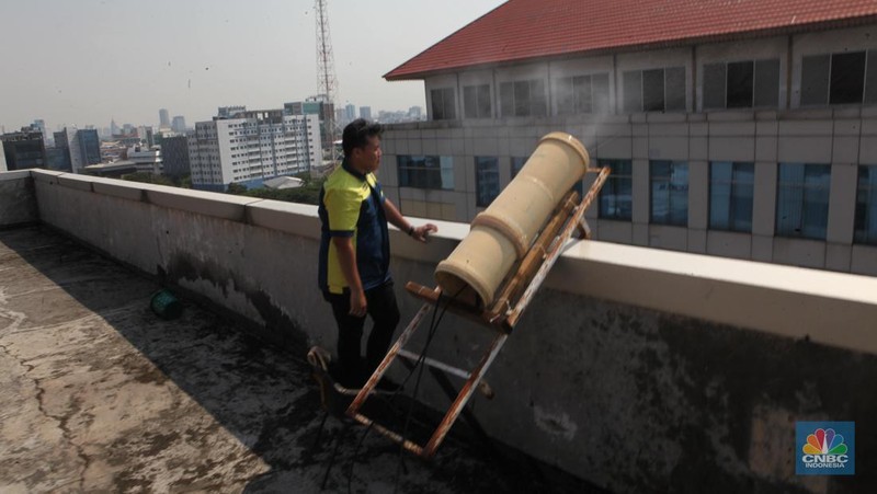 Penyemprotan air ke udara terletak di kantor wali kota Jakarta Pusat. (CNBC Indonesia/Muhammad Sabki)