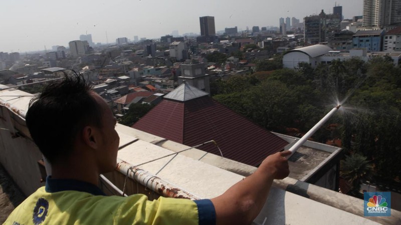 Penyemprotan air ke udara terletak di kantor wali kota Jakarta Pusat. (CNBC Indonesia/Muhammad Sabki)