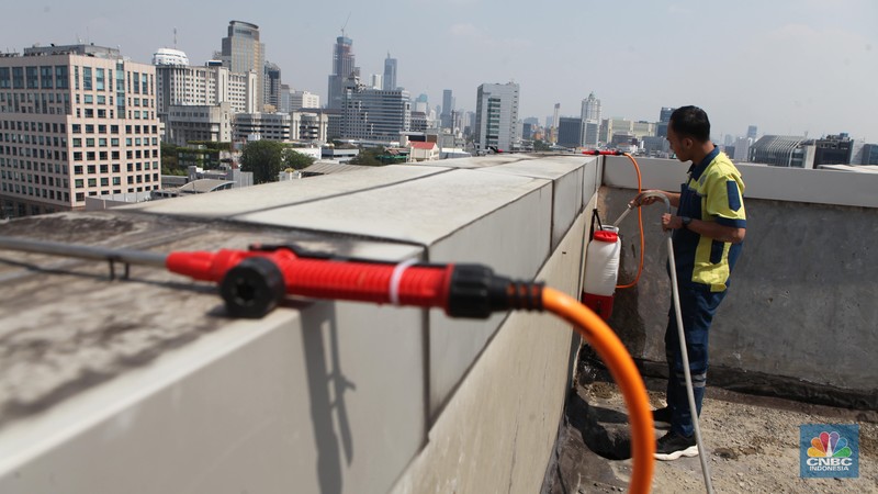 Penyemprotan air ke udara terletak di kantor wali kota Jakarta Pusat. (CNBC Indonesia/Muhammad Sabki) Penyemprotan air ke udara terletak di kantor wali kota Jakarta Pusat. (CNBC Indonesia/Muhammad Sabki)