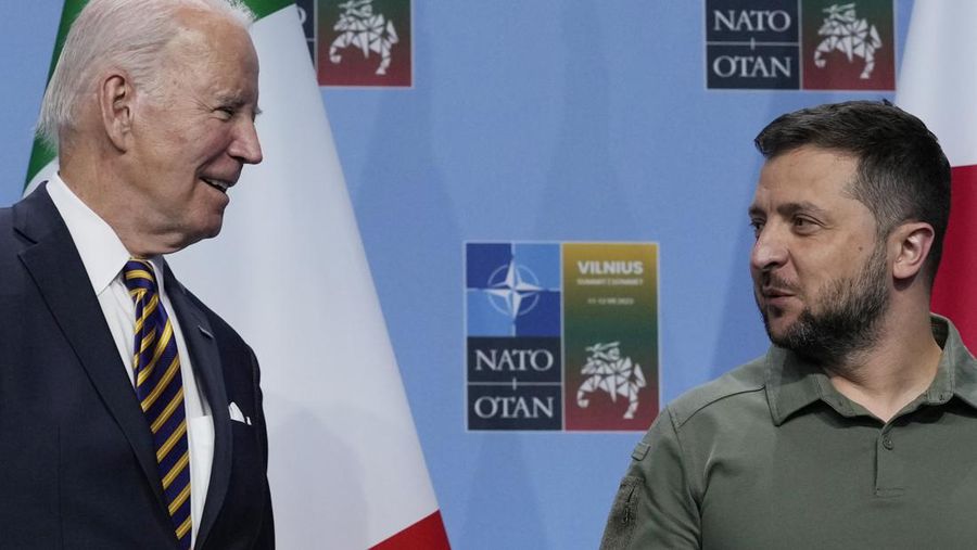 Presiden Joe Biden, kiri, dan Presiden Ukraina Volodymyr Zelenskyy, berbicara di atas panggung dalam acara dengan para pemimpin G-7 di sela-sela KTT NATO di Vilnius, Lituania, Rabu, 12 Juli 2023, untuk mengumumkan deklarasi dukungan bersama terhadap Ukraina. (AP Photo/Susan Walsh)