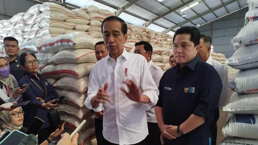 Presiden Joko Widodo melakukan tinjauan ke gudang Perum Bulog di Dramaga, Kabupaten Bogor, Jawa Barat, Senin (11/9/2023). (Dok. Istimewa)