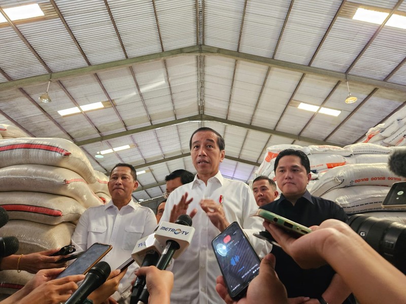 Presiden Joko Widodo meninjau langsung bantuan pangan cadangan beras pemerintah di Gudang Bulog DKI Jakarta-Banten yang berlokasi di Kelapa Gading, Senin (11/9/23). (CNBC Indonesia/Ferry Sandi)