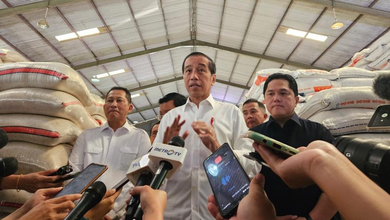 Presiden Joko Widodo meninjau langsung bantuan pangan cadangan beras pemerintah di Gudang Bulog DKI Jakarta-Banten yang berlokasi di Kelapa Gading, Senin (11/9/23). (CNBC Indonesia/Ferry Sandi)