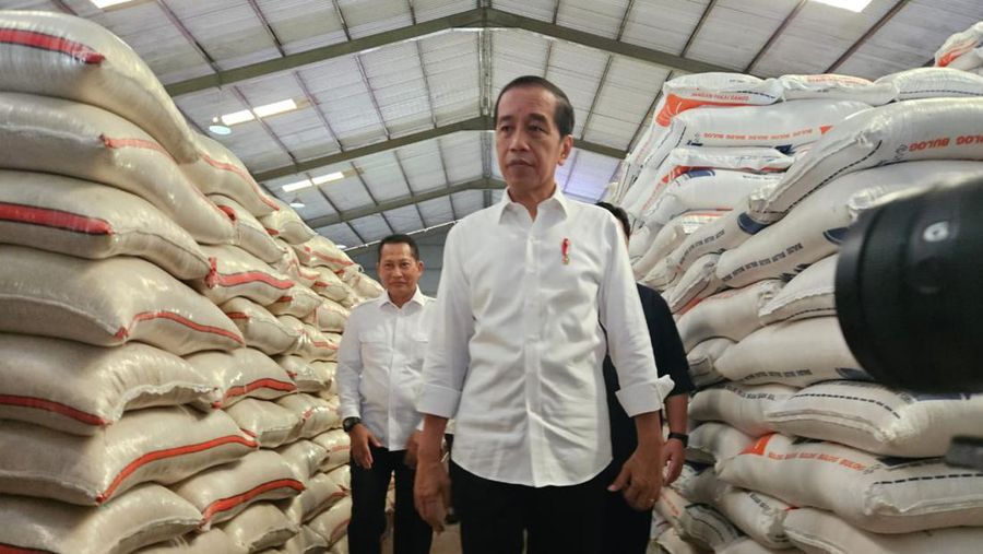 Presiden Joko Widodo melakukan tinjauan ke gudang Perum Bulog di Dramaga, Kabupaten Bogor, Jawa Barat, Senin (11/9/2023). (Dok. Istimewa)