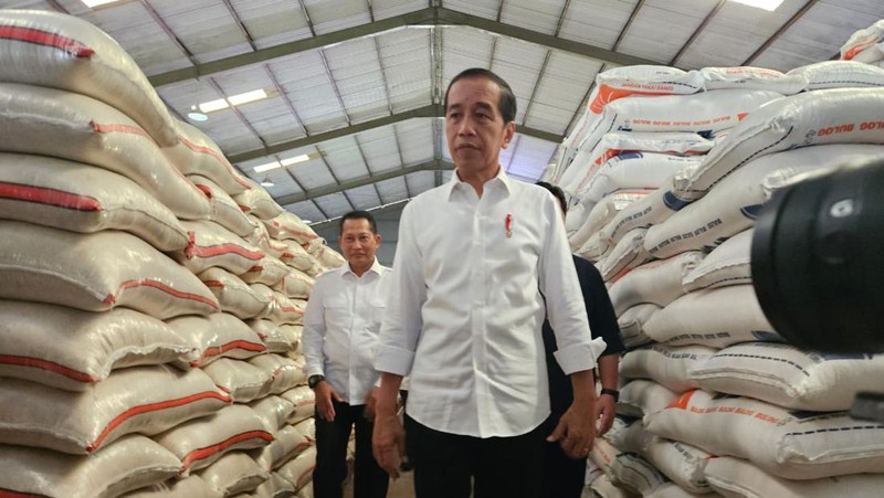 Presiden Joko Widodo meninjau langsung bantuan pangan cadangan beras pemerintah di Gudang Bulog DKI Jakarta-Banten yang berlokasi di Kelapa Gading, Senin (11/9/23). (CNBC Indonesia/Ferry Sandi)
