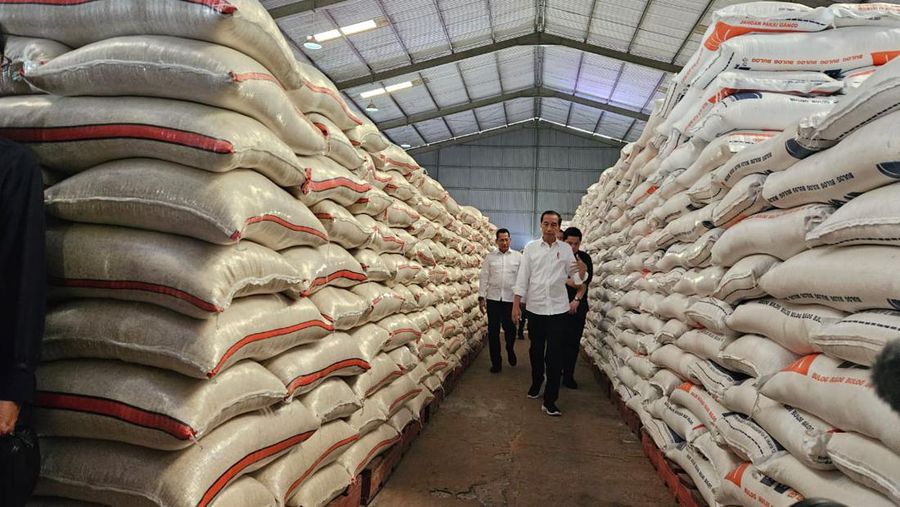 Presiden Joko Widodo melakukan tinjauan ke gudang Perum Bulog di Dramaga, Kabupaten Bogor, Jawa Barat, Senin (11/9/2023). (Dok. Istimewa)