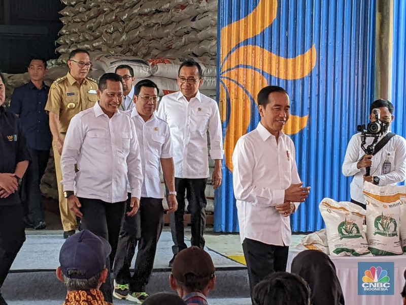 Presiden Joko Widodo meninjau langsung bantuan pangan cadangan beras pemerintah di Gudang Bulog DKI Jakarta-Banten yang berlokasi di Kelapa Gading, Senin (11/9/23). (CNBC Indonesia/Ferry Sandi)