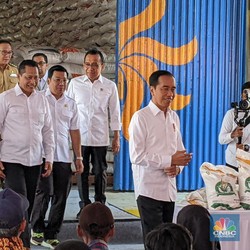 Pulang dari India, Jokowi Langsung Blusukan ke Gudang Bulog