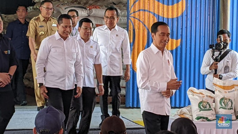 Presiden Joko Widodo meninjau langsung bantuan pangan cadangan beras pemerintah di Gudang Bulog DKI Jakarta-Banten yang berlokasi di Kelapa Gading, Senin (11/9/23). (CNBC Indonesia/Ferry Sandi)