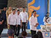 Pulang dari India, Jokowi Langsung Blusukan ke Gudang Bulog