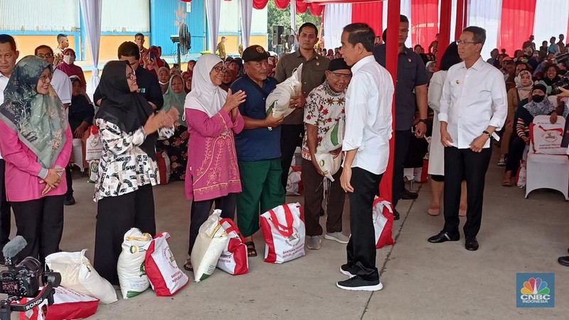 Presiden Joko Widodo meninjau langsung bantuan pangan cadangan beras pemerintah di Gudang Bulog DKI Jakarta-Banten yang berlokasi di Kelapa Gading, Senin (11/9/23). (CNBC Indonesia/Ferry Sandi)