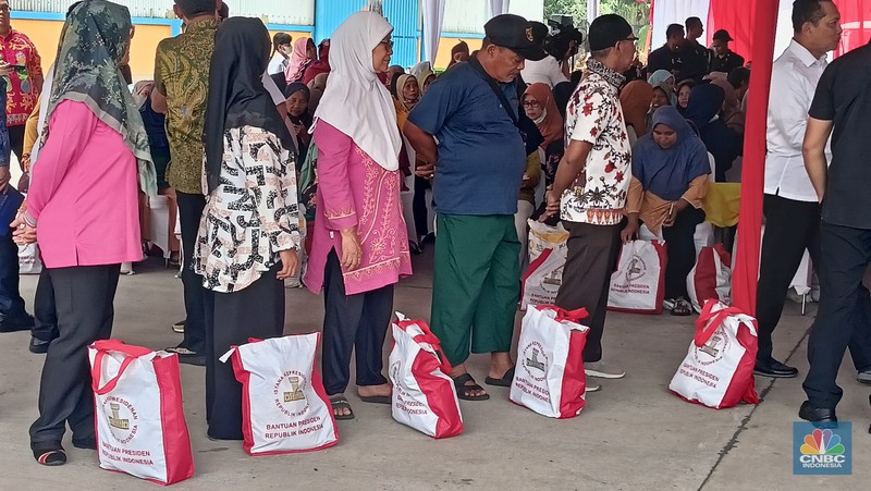Presiden Joko Widodo meninjau langsung bantuan pangan cadangan beras pemerintah di Gudang Bulog DKI Jakarta-Banten yang berlokasi di Kelapa Gading, Senin (11/9/23). (CNBC Indonesia/Ferry Sandi)
