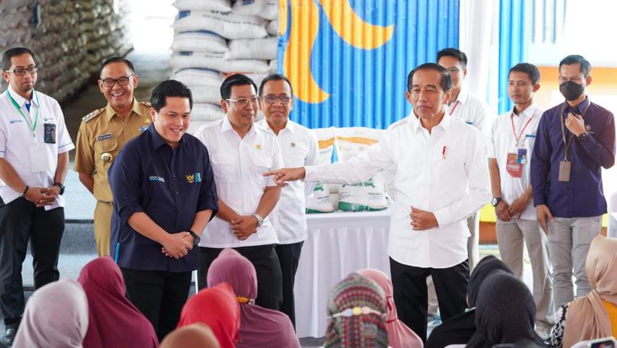 Presiden Joko Widodo meninjau langsung bantuan pangan cadangan beras pemerintah di Gudang Bulog DKI Jakarta-Banten yang berlokasi di Kelapa Gading, Senin (11/9/23). (Dok. Humas BUMN)