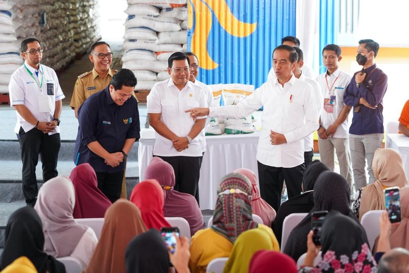 Presiden Joko Widodo meninjau langsung bantuan pangan cadangan beras pemerintah di Gudang Bulog DKI Jakarta-Banten yang berlokasi di Kelapa Gading, Senin (11/9/23). (CNBC Indonesia/Ferry Sandi)
