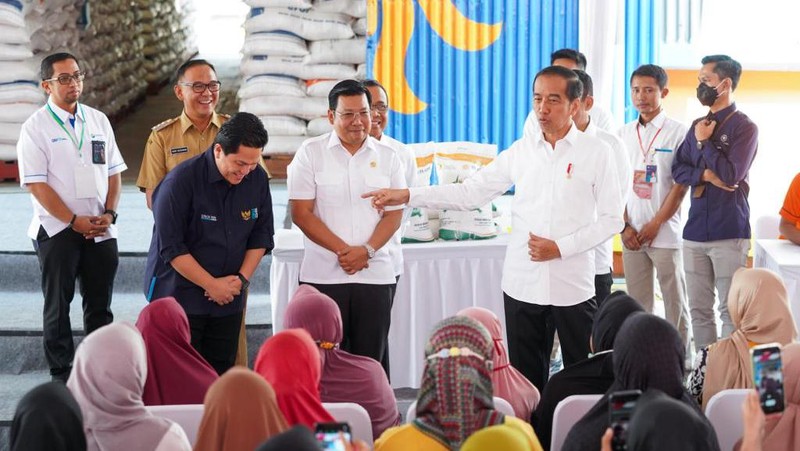 Presiden Joko Widodo meninjau langsung bantuan pangan cadangan beras pemerintah di Gudang Bulog DKI Jakarta-Banten yang berlokasi di Kelapa Gading, Senin (11/9/23). (CNBC Indonesia/Ferry Sandi)