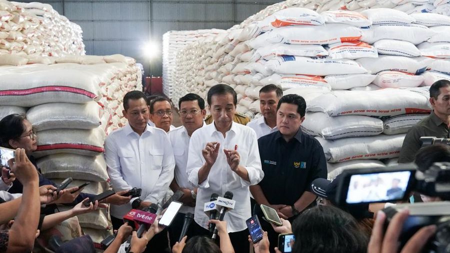 Presiden Joko Widodo meninjau langsung bantuan pangan cadangan beras pemerintah di Gudang Bulog DKI Jakarta-Banten yang berlokasi di Kelapa Gading, Senin (11/9/23). (Dok. Humas BUMN)