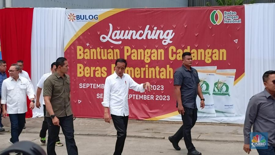 Presiden Joko Widodo meninjau langsung bantuan pangan cadangan beras pemerintah di Gudang Bulog DKI Jakarta-Banten yang berlokasi di Kelapa Gading, Senin (11/9/23). (վ/Ferry Sandi)