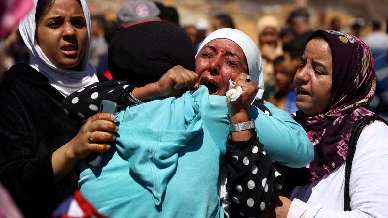 Mohamed Sebbagh, 66, berdiri di depan rumahnya yang hancur, pasca gempa mematikan, di Amizmiz, Maroko, 10 September 2023. (REUTERS/Nacho Doce)