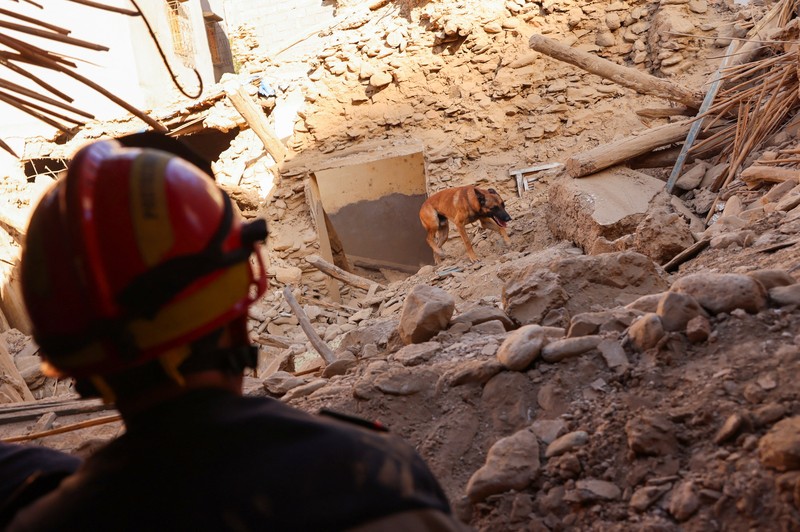 Kru darurat bekerja pasca gempa mematikan di Amizmiz, Maroko, 10 September 2023. (REUTERS/Nacho Doce)
