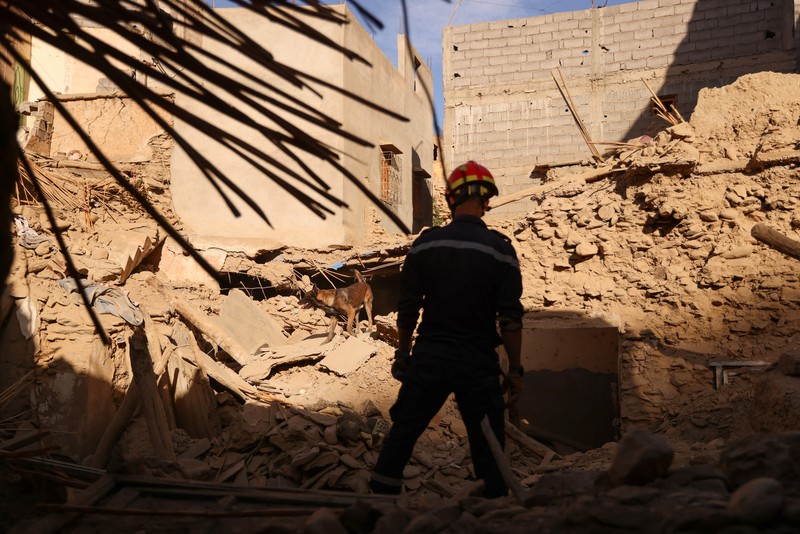 Kru darurat bekerja pasca gempa mematikan di Amizmiz, Maroko, 10 September 2023. Kru darurat bekerja pasca gempa mematikan di Amizmiz, Maroko, 10 September 2023. (REUTERS/Nacho Doce)