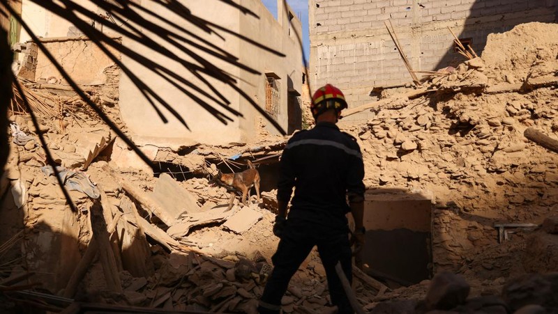 Kru darurat bekerja pasca gempa mematikan di Amizmiz, Maroko, 10 September 2023. (REUTERS/Nacho Doce)