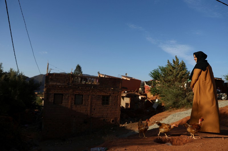 Mohamed Sebbagh, 66, berdiri di depan rumahnya yang hancur, pasca gempa mematikan, di Amizmiz, Maroko, 10 September 2023. (REUTERS/Nacho Doce)