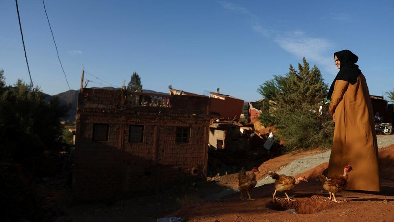 Mohamed Sebbagh, 66, berdiri di depan rumahnya yang hancur, pasca gempa mematikan, di Amizmiz, Maroko, 10 September 2023. (REUTERS/Nacho Doce)