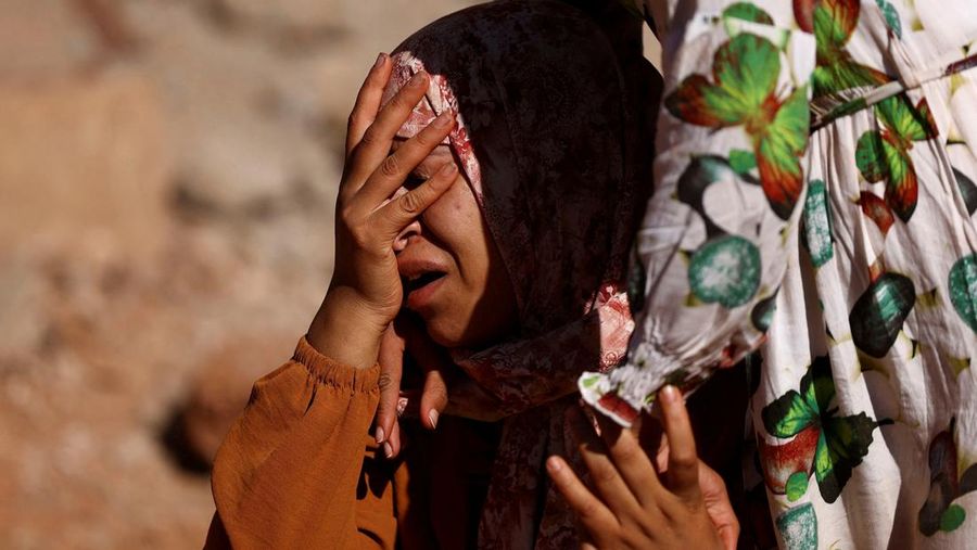 Mohamed Sebbagh, 66, berdiri di depan rumahnya yang hancur, pasca gempa mematikan, di Amizmiz, Maroko, 10 September 2023. (REUTERS/Nacho Doce)