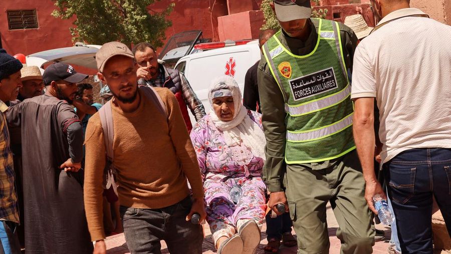 Mohamed Sebbagh, 66, berdiri di depan rumahnya yang hancur, pasca gempa mematikan, di Amizmiz, Maroko, 10 September 2023. (REUTERS/Nacho Doce)