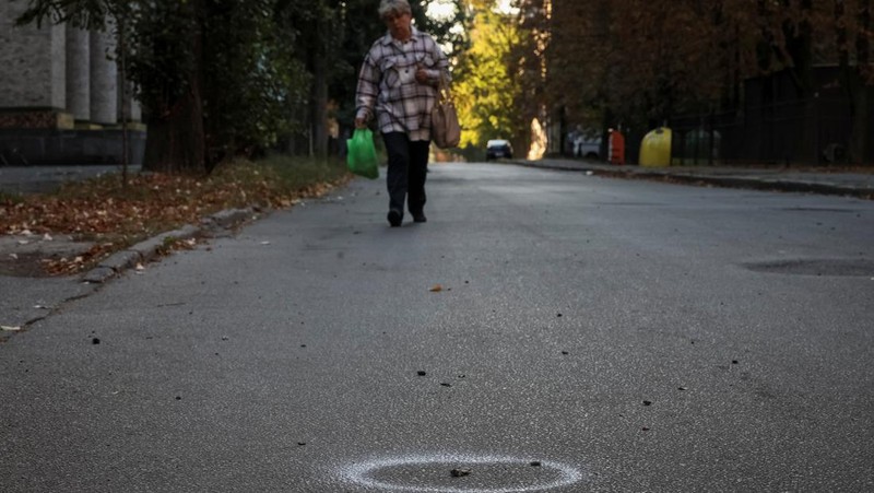 Ledakan drone terlihat di kota selama serangan drone Rusia, di tengah serangan Rusia ke Ukraina, di Kyiv, Ukraina 10 September 2023. (REUTERS/Gleb Garanich)