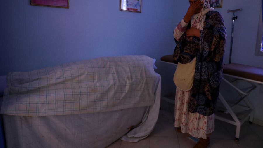 Mohamed Sebbagh, 66, berdiri di depan rumahnya yang hancur, pasca gempa mematikan, di Amizmiz, Maroko, 10 September 2023. (REUTERS/Nacho Doce)
