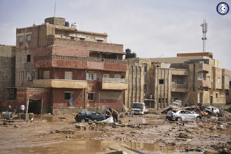 Gambar selebaran yang disediakan oleh kantor perdana menteri sementara Libya yang berbasis di Benghazi pada 11 September 2023 menunjukkan pemandangan kendaraan yang hancur dan bangunan yang rusak di kota Derna timur, sekitar 290 kilometer timur Benghazi, setelah badai Mediterania Gambar selebaran yang disediakan oleh kantor perdana menteri sementara Libya yang berbasis di Benghazi pada 11 September 2023 menunjukkan pemandangan kendaraan yang hancur dan bangunan yang rusak di kota Derna timur, sekitar 290 kilometer timur Benghazi, setelah badai Mediterania