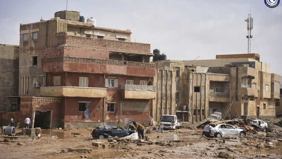 Gambar selebaran yang disediakan oleh kantor perdana menteri sementara Libya yang berbasis di Benghazi pada 11 September 2023 menunjukkan pemandangan kendaraan yang hancur dan bangunan yang rusak di kota Derna timur, sekitar 290 kilometer timur Benghazi, setelah badai Mediterania 