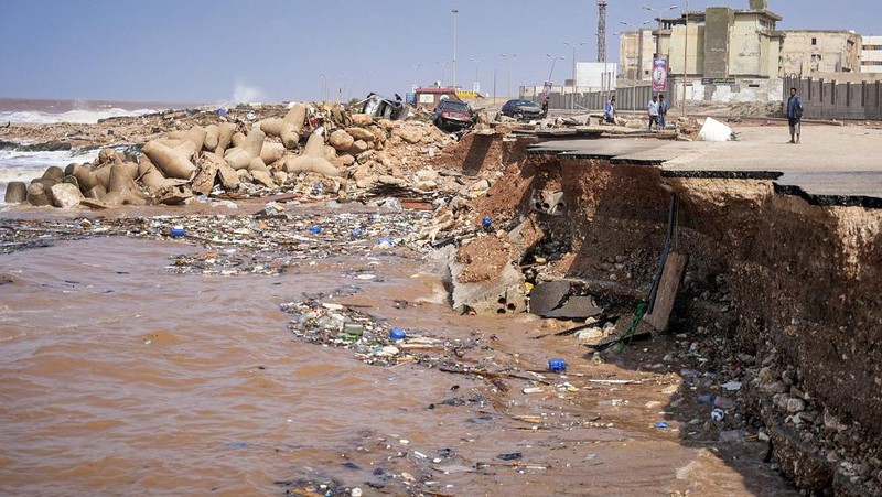 Gambar selebaran yang disediakan oleh kantor perdana menteri sementara Libya yang berbasis di Benghazi pada 11 September 2023 menunjukkan pemandangan kendaraan yang hancur dan bangunan yang rusak di kota Derna timur, sekitar 290 kilometer timur Benghazi, setelah badai Mediterania 