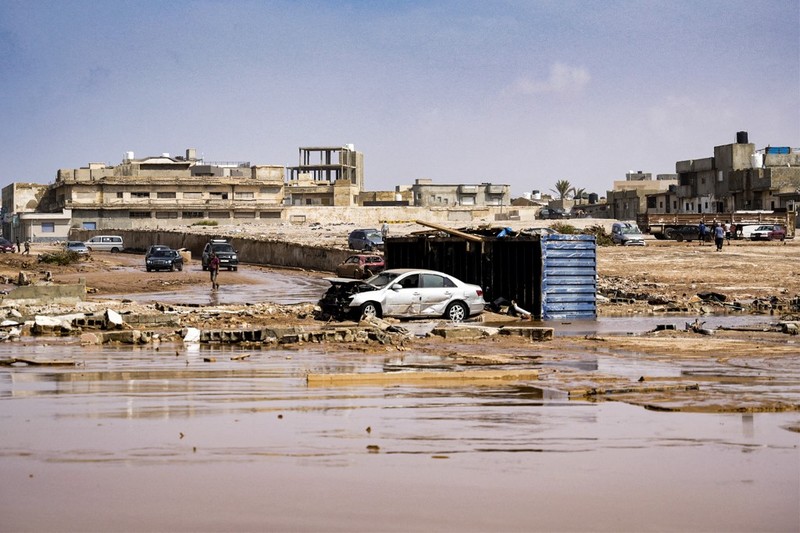 Gambar selebaran yang disediakan oleh kantor perdana menteri sementara Libya yang berbasis di Benghazi pada 11 September 2023 menunjukkan pemandangan kendaraan yang hancur dan bangunan yang rusak di kota Derna timur, sekitar 290 kilometer timur Benghazi, setelah badai Mediterania Gambar selebaran yang disediakan oleh kantor perdana menteri sementara Libya yang berbasis di Benghazi pada 11 September 2023 menunjukkan pemandangan kendaraan yang hancur dan bangunan yang rusak di kota Derna timur, sekitar 290 kilometer timur Benghazi, setelah badai Mediterania