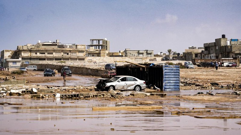 Gambar selebaran yang disediakan oleh kantor perdana menteri sementara Libya yang berbasis di Benghazi pada 11 September 2023 menunjukkan pemandangan kendaraan yang hancur dan bangunan yang rusak di kota Derna timur, sekitar 290 kilometer timur Benghazi, setelah badai Mediterania 