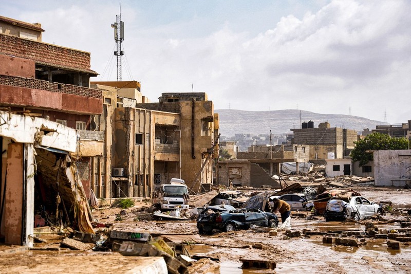 Gambar selebaran yang disediakan oleh kantor perdana menteri sementara Libya yang berbasis di Benghazi pada 11 September 2023 menunjukkan pemandangan kendaraan yang hancur dan bangunan yang rusak di kota Derna timur, sekitar 290 kilometer timur Benghazi, setelah badai Mediterania Gambar selebaran yang disediakan oleh kantor perdana menteri sementara Libya yang berbasis di Benghazi pada 11 September 2023 menunjukkan pemandangan kendaraan yang hancur dan bangunan yang rusak di kota Derna timur, sekitar 290 kilometer timur Benghazi, setelah badai Mediterania