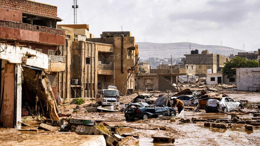 Gambar selebaran yang disediakan oleh kantor perdana menteri sementara Libya yang berbasis di Benghazi pada 11 September 2023 menunjukkan pemandangan kendaraan yang hancur dan bangunan yang rusak di kota Derna timur, sekitar 290 kilometer timur Benghazi, setelah badai Mediterania