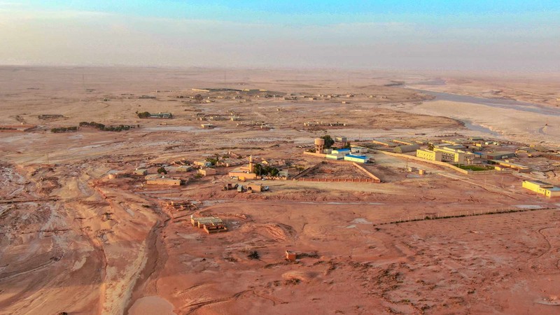 Gambar selebaran yang disediakan oleh kantor perdana menteri sementara Libya yang berbasis di Benghazi pada 11 September 2023 menunjukkan pemandangan kendaraan yang hancur dan bangunan yang rusak di kota Derna timur, sekitar 290 kilometer timur Benghazi, setelah badai Mediterania Gambar selebaran yang disediakan oleh kantor perdana menteri sementara Libya yang berbasis di Benghazi pada 11 September 2023 menunjukkan pemandangan kendaraan yang hancur dan bangunan yang rusak di kota Derna timur, sekitar 290 kilometer timur Benghazi, setelah badai Mediterania