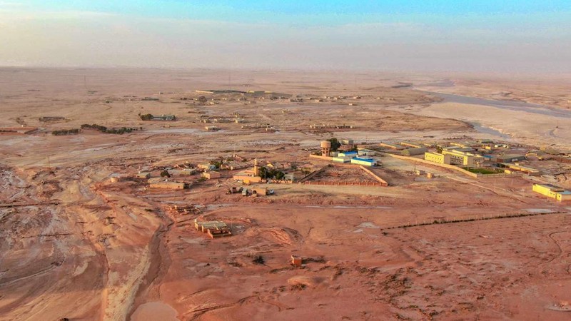 Gambar selebaran yang disediakan oleh kantor perdana menteri sementara Libya yang berbasis di Benghazi pada 11 September 2023 menunjukkan pemandangan kendaraan yang hancur dan bangunan yang rusak di kota Derna timur, sekitar 290 kilometer timur Benghazi, setelah badai Mediterania 